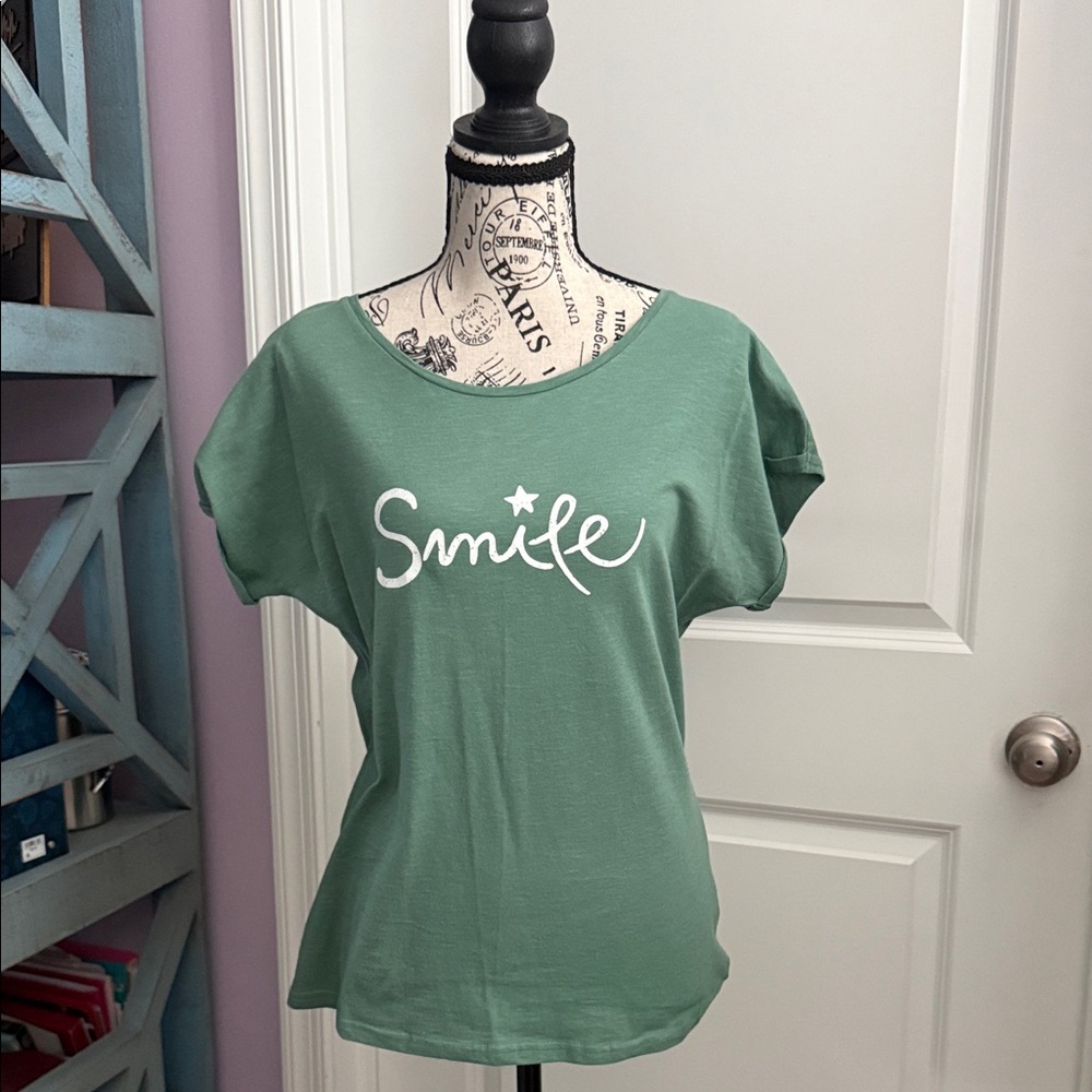 Chic Green Short Sleeve Tee with 'Smile' Design